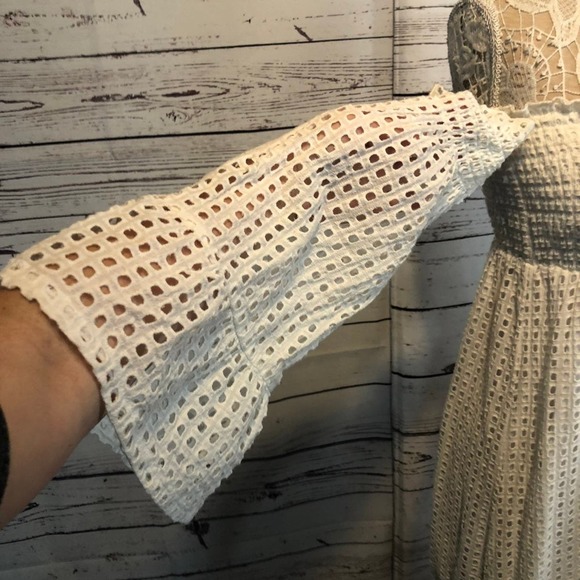 Venus white long eyelet with embroidery cold shoulder bell sleeves size 10 - Picture 8 of 9